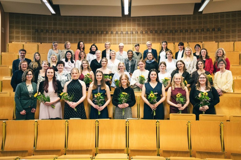 Hebammenwissenschaften Abschluss Gruppenfoto 34 ST s